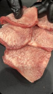 精肉店Revo なかなか入らない黒毛和牛のタン。 タンの中で […]